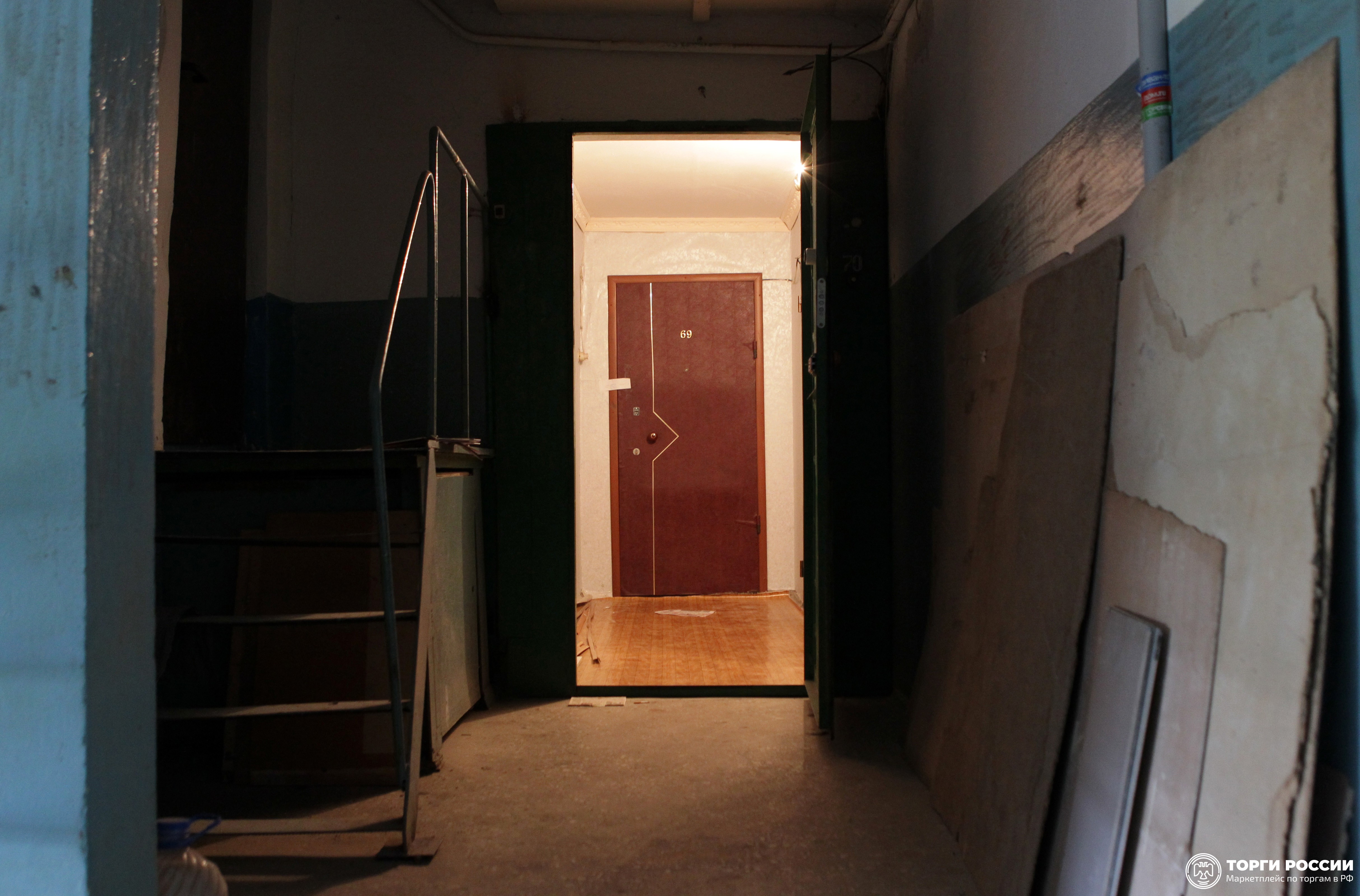 Подъездная дверь открыта. Дверь в квартиру из подъезда. Открытая дверь в квартиру. Открытая дверь в подъезде. Открытая дверь в квартиру в подъезде.