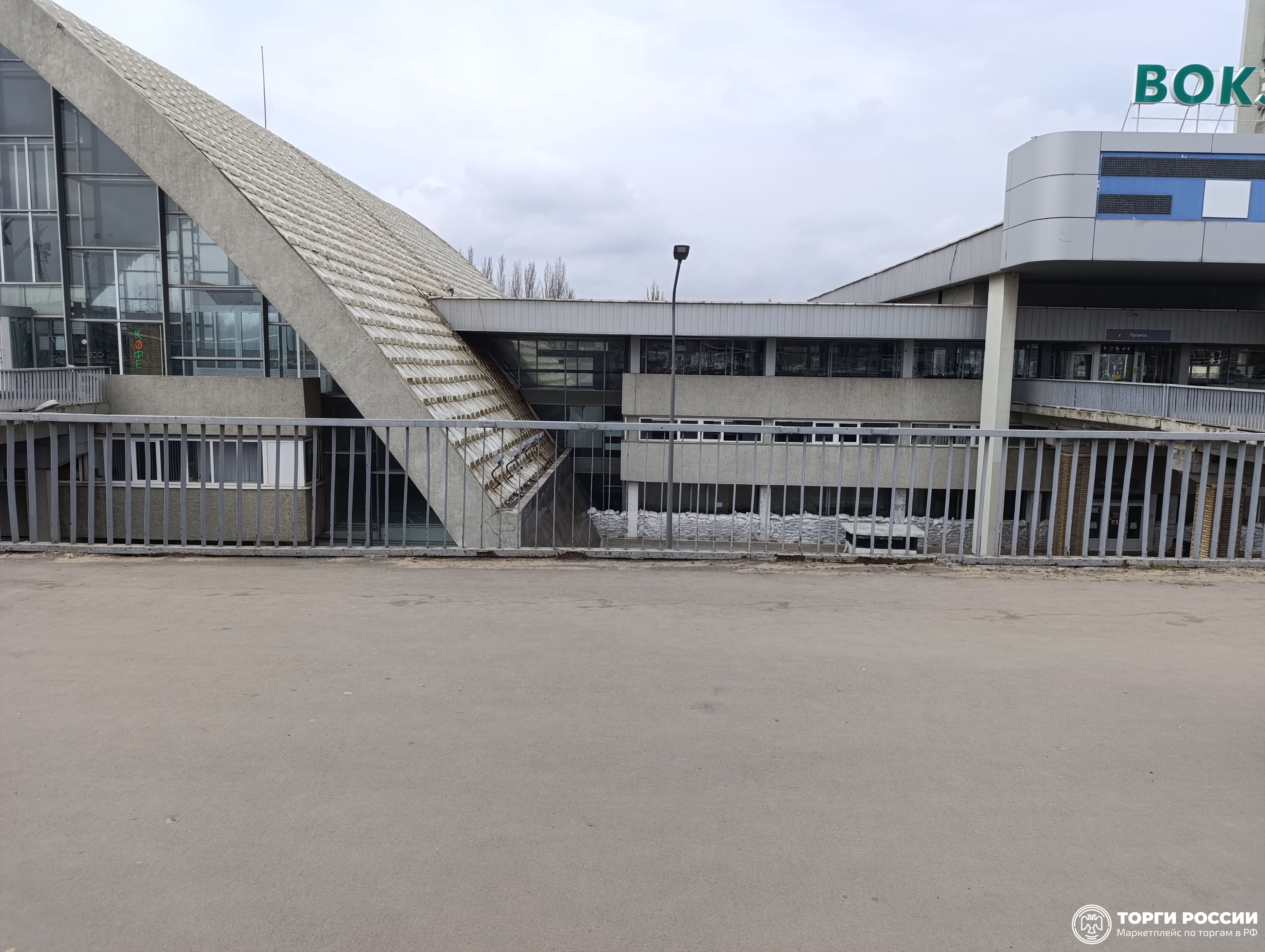 Часть плиты привокзальной площади