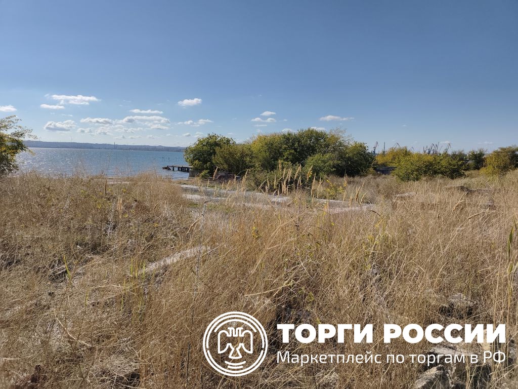 Комплекс из 11-и одноэтажных нежилых зданий в неудовлетворительном состоянии и 1