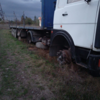 Полуприцеп с бортовой платформой МАЗ 9758012, 2003 года выпуска, синего цвета, V