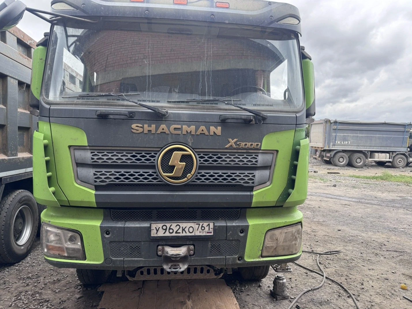 Самосвал SHACMAN SX33186V366